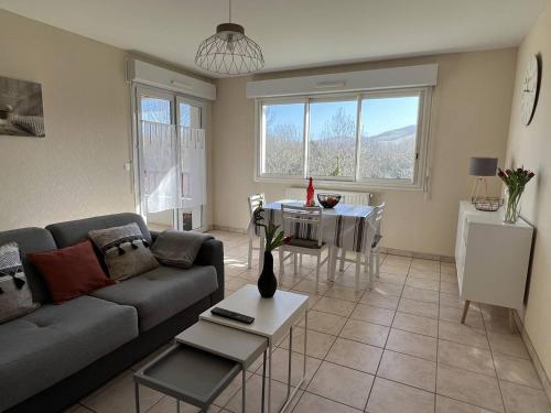 康博萊班的住宿－Appartement Cambo-les-Bains, 2 pièces, 3 personnes - FR-1-495-76，客厅配有沙发和桌子