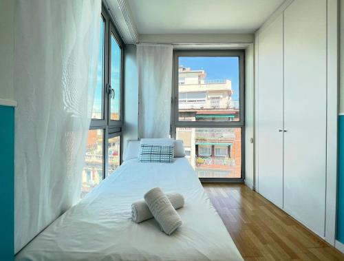 1 dormitorio con 1 cama con 2 toallas en Stay U-nique Apartments Degà Bahí en Barcelona