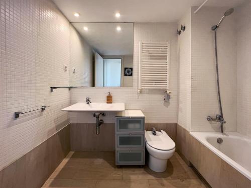 a bathroom with a sink and a toilet and a tub at Stay U-nique Apartments Degà Bahí in Barcelona