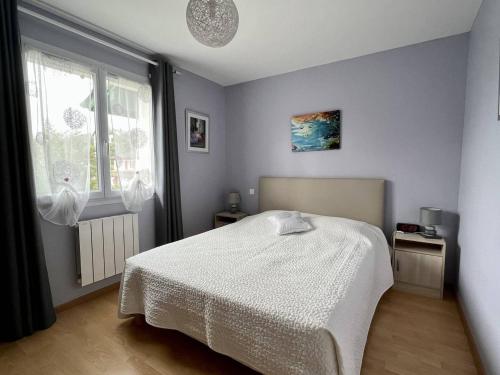 una camera con un letto bianco e una finestra di Appartement Cambo-les-Bains, 2 pièces, 2 personnes - FR-1-495-58 a Cambo-les-Bains