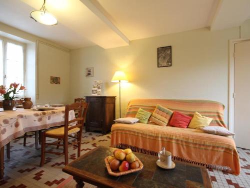 ein Wohnzimmer mit einem Bett und einem Tisch in der Unterkunft Gîte Vrigny (Orne), 2 pièces, 2 personnes - FR-1-497-32 in Vrigny