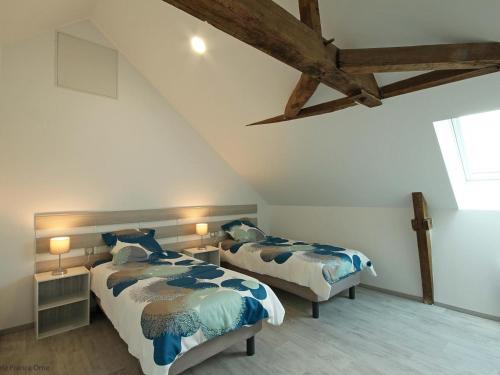 2 Betten in einem Zimmer mit Dachgeschoss in der Unterkunft Gîte Saint-Fraimbault, 4 pièces, 7 personnes - FR-1-497-74 in Saint-Fraimbault-sur-Pisse