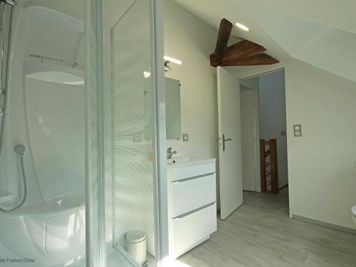 ein Bad mit einer Glasdusche und einem Waschbecken in der Unterkunft Gîte Saint-Fraimbault, 4 pièces, 7 personnes - FR-1-497-74 in Saint-Fraimbault-sur-Pisse