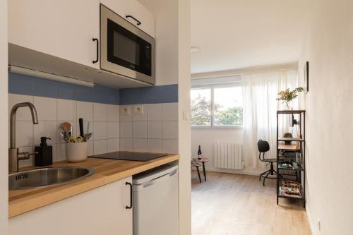une cuisine avec un évier et un plan de travail dans l'établissement DIFY Eugene - Part Dieu, à Lyon