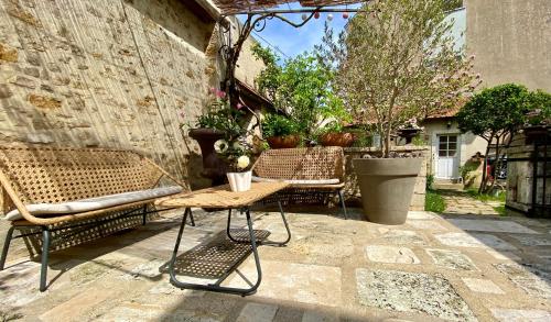 an outdoor patio with two chairs and a table at La maison de Montaboulin in Châteauroux