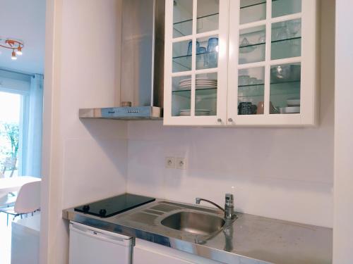 une cuisine avec un évier et un plan de travail dans l'établissement La Baignade de Montaigu, piscine et garage couvert, à Bayonne