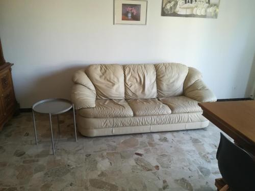 sala de estar con sofá blanco y silla en Vista Duomo Ravenna Apartment en Ravenna