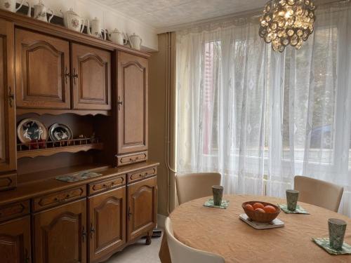 une salle à manger avec une table et une fenêtre dans l'établissement Charmante maison familiale avec cour fermée, proche randonnées et sites naturels - FR-1-489-277, à Arfeuilles