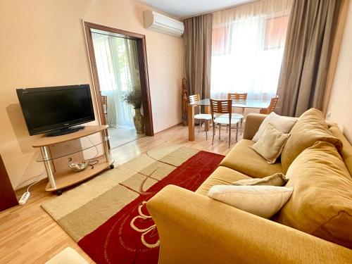 TV a/nebo společenská místnost v ubytování Lovely apartment by the Sea Garden