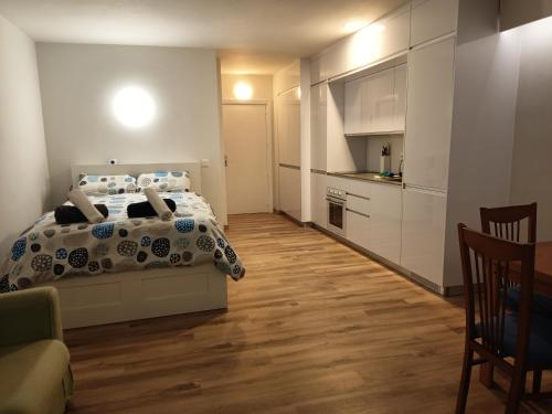 um quarto com uma cama e uma cozinha em The BEST Views in Alcúdia - 7th floor studio em Alcudia