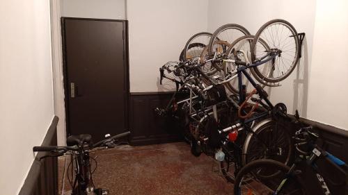 un tas de vélos garés dans une pièce dans l'établissement Le 9 de Cour, Chambre Caouette, à Carcassonne