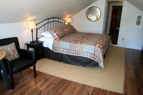 Кровать или кровати в номере Hadovka Lakeside Inn