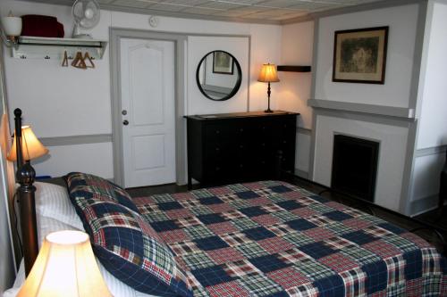 Кровать или кровати в номере Hadovka Lakeside Inn