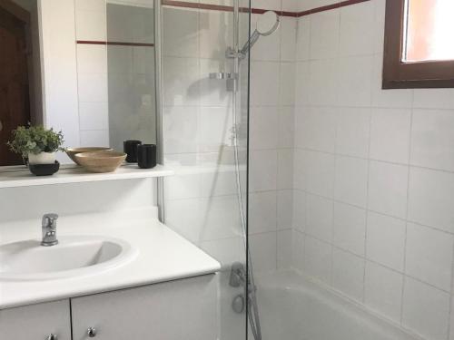 une salle de bain avec lavabo et douche dans l'établissement Chalet mitoyen rénové 3 pièces, 7 pers, terrasse, parking, animaux admis - FR-1-504-69, à Saint-Étienne-en-Dévoluy