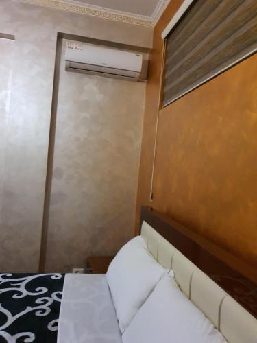 a small room with a bed and a window at Kompleksi GJONI in Fier