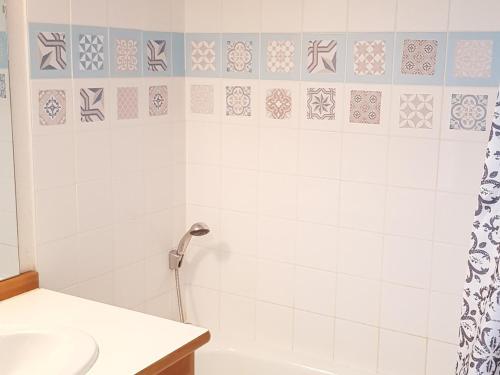 une salle de bain avec toilettes, lavabo et baignoire dans l'établissement Studio cabine 4 personnes, terrasse, parking, animaux admis - FR-1-504-363, à Saint-Étienne-en-Dévoluy
