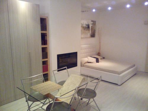 a living room with a bed and a table and chairs at Casa vacanza Riviera Romagnola 1 in San Giovanni in Marignano