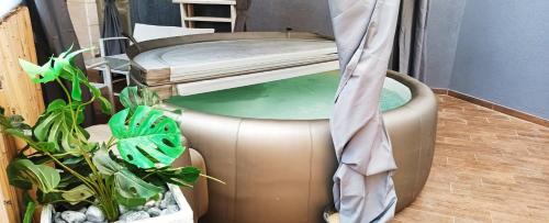 Beach Suite Israel- Private Jacuzzi Garden Suite & Gym, 3 Min Walk To Beach ביץ סוייט ישראל- ג'קוזי פרטי בגינה 3 דקות הליכה לים וחדר כושר