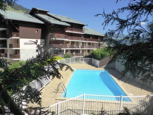 - une piscine en face d'un immeuble dans l'établissement Appartement 4 pers., village, proche pistes, piscine l'été, commerces à pied - FR-1-342-141, à Beaufort
