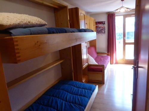 a room with two bunk beds and a couch at Charmant T2 cabine 4 pers, centre-village, proche pistes et commerces, balcon sud, piscine l'été - FR-1-342-145 in Arêches