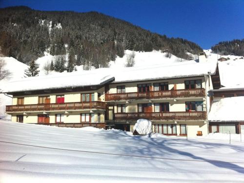Photo de la galerie de l'établissement Appartement calme 4 pers, pied des pistes avec parking - FR-1-342-160, à Arêches