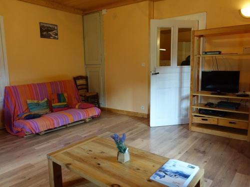 Photo de la galerie de l'établissement Appart spacieux dans chalet traditionnel avec balcon pour 5 pers. à Arêches-Beaufort - FR-1-342-146, à Beaufort