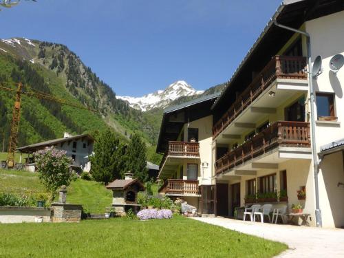 Photo de la galerie de l'établissement Charmant appart 30m², 2 étoiles, 4 pers, pied des pistes, balcon sud, parking, Arêches à 3km - FR-1-342-200, à Arêches