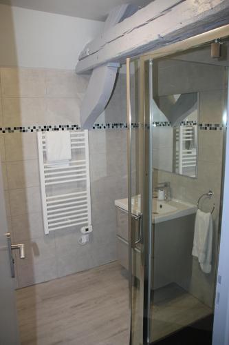 Bilik mandi di Les appartements du Saint Hubert