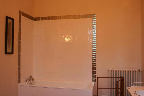 a bathroom with a tub and a sink at B&B Le Logis de Bois Renard in Saint Laurent Nouan