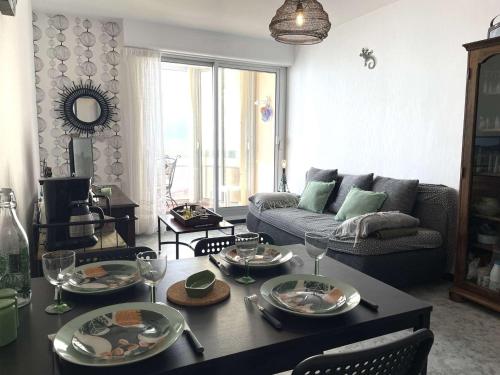 un salon avec une table et un canapé dans l'établissement Appartement bord de mer 2 pièces avec parking à Saint-Gilles-Croix-de-Vie - FR-1-224-764, à Saint-Gilles-Croix-de-Vie