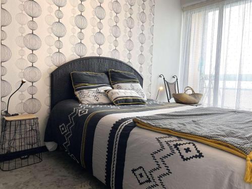 une chambre avec un lit avec des oreillers dessus dans l'établissement Appartement bord de mer 2 pièces avec parking à Saint-Gilles-Croix-de-Vie - FR-1-224-764, à Saint-Gilles-Croix-de-Vie