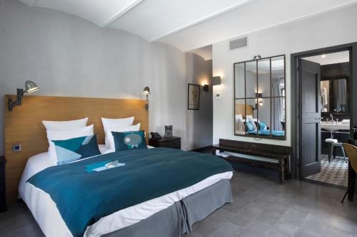 a bedroom with a large bed and a bathroom at Auberge de Banne in Banne
