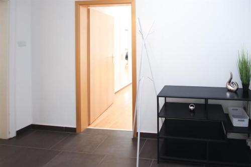 Fotografie z fotogalerie ubytování ALFA Apartment Stuttgart Mitte 2 Zimmer City-Lage Berliner Platz Balkon Netflix Küche WM l 2BR 5 Beds 6 People l Fully equipped Kitchen & Bathroom v Stuttgartu