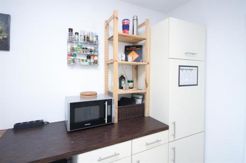 a tv sitting on a counter in a room at ALFA Apartment Stuttgart Mitte 2 Zimmer City-Lage Berliner Platz Balkon Netflix Küche WM in Stuttgart