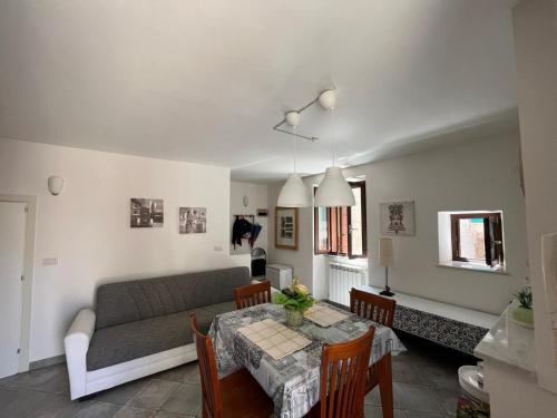 a living room with a couch and a table at Dai Dico La pace nel borgo in Maenza