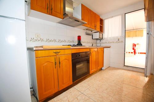 A cozinha ou cozinha compacta de Low Cost San Juan Apartment