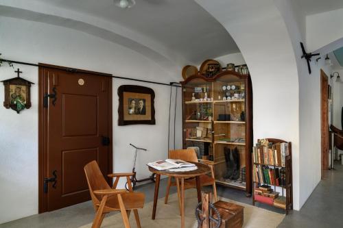 una stanza con tavolo, sedie e libreria di House 1797 - Charm of Slovenian Vintage a Dob