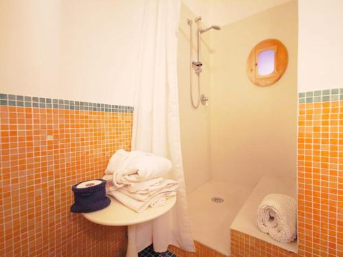 ein Bad mit einem Waschbecken und einer Dusche mit einem Duschvorhang in der Unterkunft Boudoir Museo in Neapel