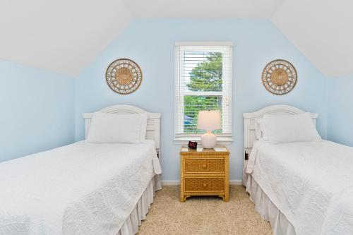 Voodi või voodid majutusasutuse The Emerald Owl House - Peaceful Emerald Isle Beach House w/ Luxurious Heated Pool! toas