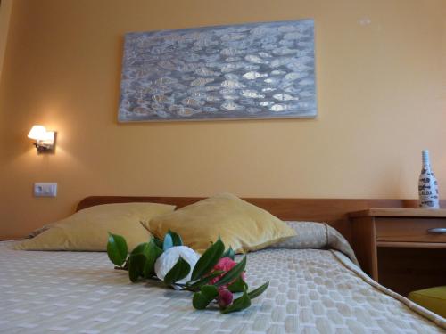 Un dormitorio con una cama con flores. en Hostal Pereiriña, en Cee