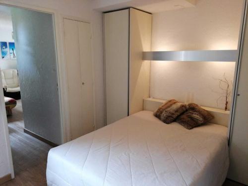 Giường trong phòng chung tại Appartement Les Deux Alpes, 2 pièces, 4 personnes - FR-1-516-43