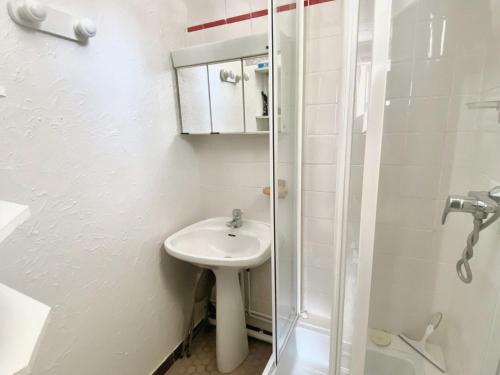 une salle de bain avec un lavabo et une douche dans l'établissement Appartement cosy au pied des pistes avec parking - FR-1-516-43, à Les Deux Alpes