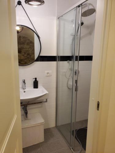 een badkamer met een wastafel en een douche bij Casa canadesi in Costarainera