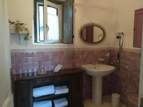 La salle de bains est pourvue d'un lavabo et d'un miroir. dans l'établissement Case Vacanze Nel Parco Nazionale Del Cilento, à Stella Cilento