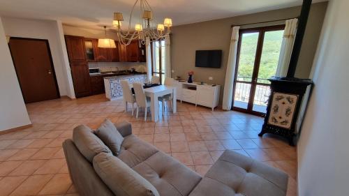 uma sala de estar com um sofá e uma mesa em Delizioso appartamento a Capalbio con vista em Capalbio