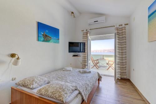 Schlafzimmer mit einem Bett und Meerblick in der Unterkunft Apartment Žuna in Senj