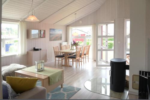 - un salon avec une table et une salle à manger dans l'établissement Strandpark 11, à Grömitz