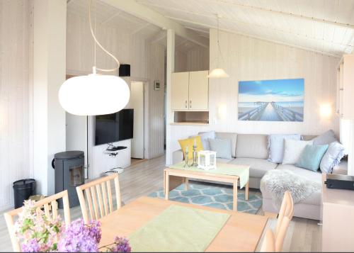 - un salon avec un canapé et une table dans l'établissement Strandpark 11, à Grömitz