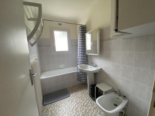 ein kleines Badezimmer mit Waschbecken und Toilette in der Unterkunft Maison spacieuse avec jardin, proche Thermes et commodités à La Roche-Posay - FR-1-541-17 in La Roche-Posay