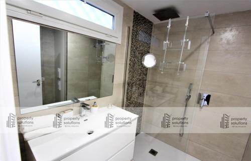 ein Bad mit einer Dusche, einem Waschbecken und einem Spiegel in der Unterkunft Pueblo del parque 12 - Terraza - Piscina y Playa- Urbanización tranquila- Perfecto para descansar in Benalmádena